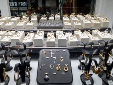 Londra mı? UK- 18 Şubat. 2026 yılı. Yüzükler ve altın mücevherler ve diğer değerli metaller bir perakende mağazasında sergileniyor..