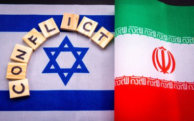 Isreal ve İran 'ın ulusal bayrağına çatışma sözcüğüyle yakın çekim. Bir İran, İsrail çatışma konsepti.