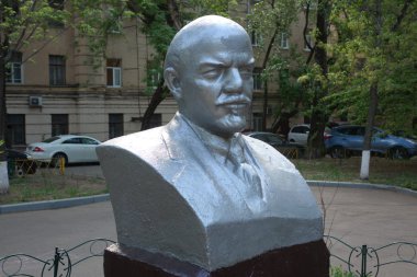 Avluda Lenin büstü.
