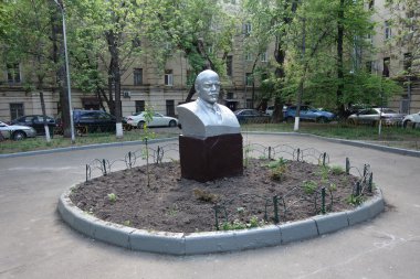 Avluda Lenin büstü.