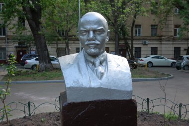 Avluda Lenin büstü.