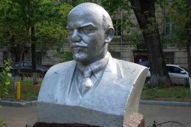 Avluda Lenin büstü.