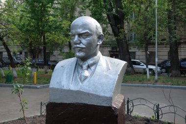 Avluda Lenin büstü.
