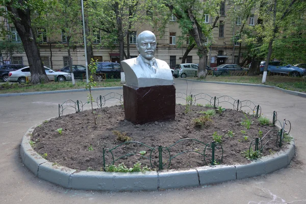 Um busto de Lenine no pátio . — Fotografia de Stock