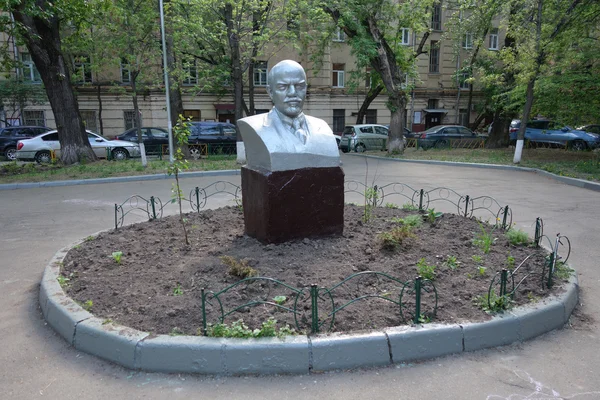 列宁在院子里的一尊半身像. — 图库照片#