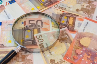 Para ve bir büyüteç