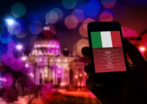 手拿着智能手机与罗马圣彼得梵蒂冈城 — 图库照片