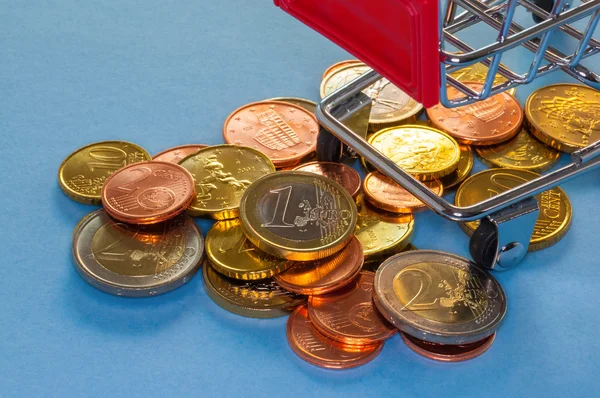 Um carrinho de compras com moedas de euro, foto simbólica para a compra Imagens Royalty-Free