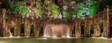 Villa d Este bahçesinde çeşme