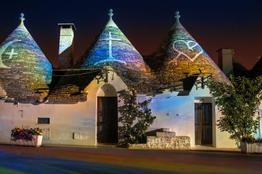 İtalya Puglia Trulli Alberobello gece
