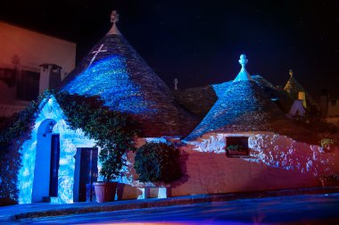 İtalya Puglia Trulli Alberobello gece