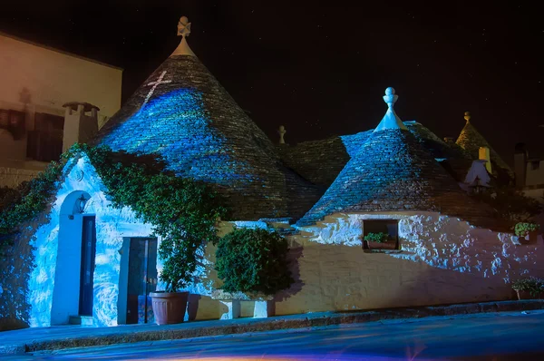 Italien puglia trulli alberobello nacht — Stockfoto