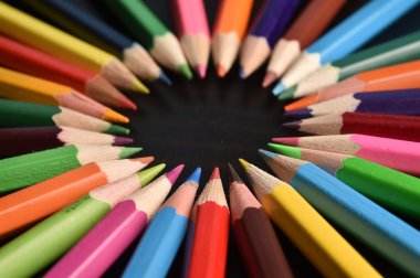  Renk paletinde renkli kalemler