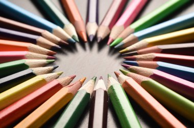 Renk paletinde renkli kalemler