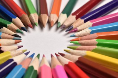  Renk paletinde renkli kalemler