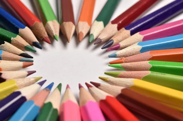  Renk paletinde renkli kalemler