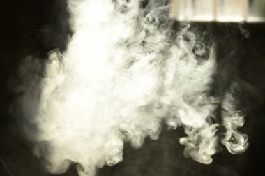 Karanlık bir odada sigara içmek.