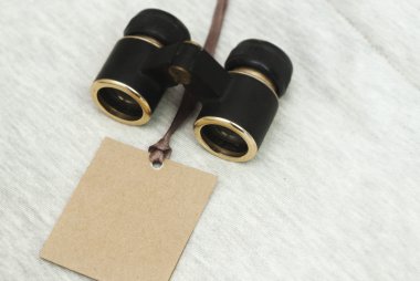 Şablon, etiket tasarımınız için dürbünlü kadar sahte