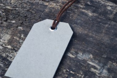 Mock-up etiket ağaç üzerinde