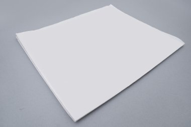 Mock-up tarama, gri bir arka plan.