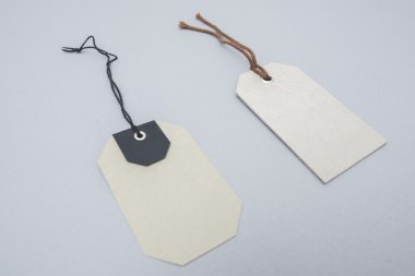 Gri bir arka plan üzerinde mock-up iki Etiketler