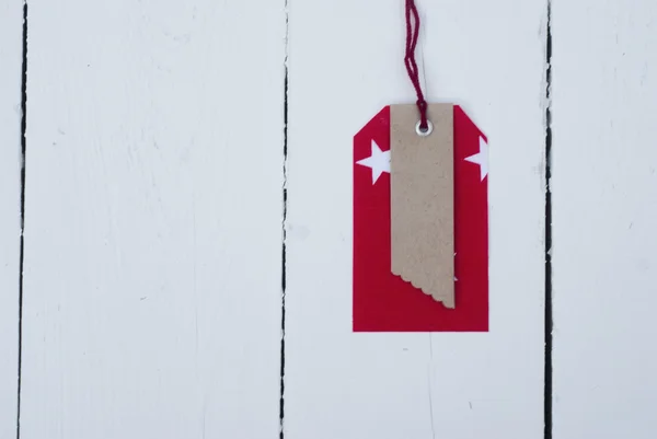 Μακέτα κόκκινη ετικέτα στο μέτωπο των έναν λευκό πίνακα — Φωτογραφία Αρχείου