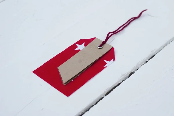 Красная наклейка на лицевой стороне белой доски — стоковое фото