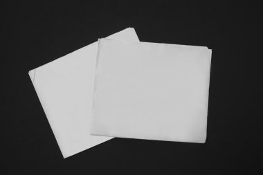 Siyah bir zemin üzerine gazetelerin mock-up.