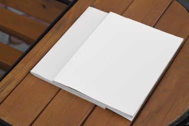 Mock-up dergi ve Katalog masada, kapak tasarımı için.