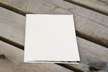 Mock-up dergi ve Katalog ahşap arka plan üzerinde kapak tasarımı için.