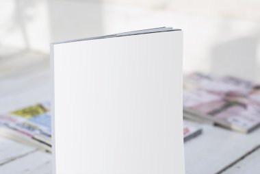 Mock-up dergi ve kataloglar masada, kapak tasarımı için.