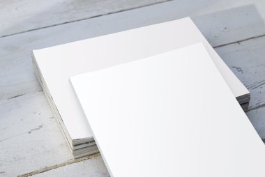 Mock-up dergi ve kataloglar masada, kapak tasarımı için.