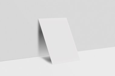 Mock-up kartpostal ve kapak. Gri arka plan üzerinde beyaz kağıt kartı.