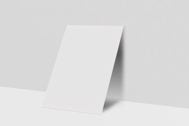 Mock-up kartpostal ve kapak. Gri arka plan üzerinde beyaz kağıt kartı.