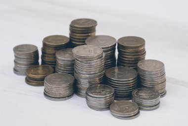 Ahşap arka plan üzerinde sikke yığını.