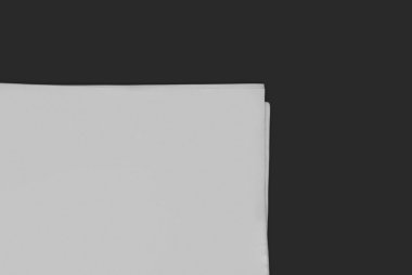 Mock-up gazete kapak üzerinde izole arka plan.