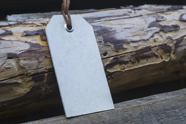 Разместите этикетку на деревянном фоне . — стоковое фото