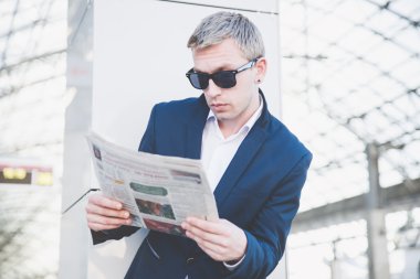 Evet ve bir gazete tutan işadamı.