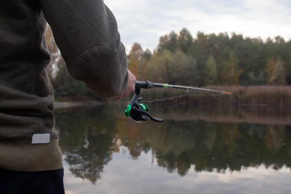 Mann Angelt Einen Fisch Einer Angelrute Mit Einer Rolle Auf — Stockfoto