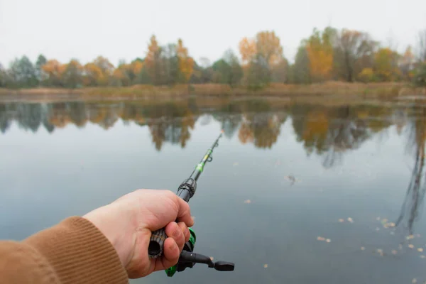 Homem Pescador Pega Peixe Uma Vara Pesca Com Carretel Lago — Fotografia de Stock