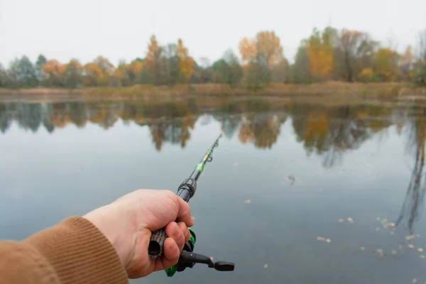 Homme Pêcheur Attrape Poisson Sur Une Canne Pêche Avec Une — Photo