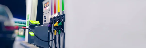 燃料工业的长横幅 在一个有商店和明亮灯光的夜间加油站 汽车里安装了一个煤气管道 — 图库照片