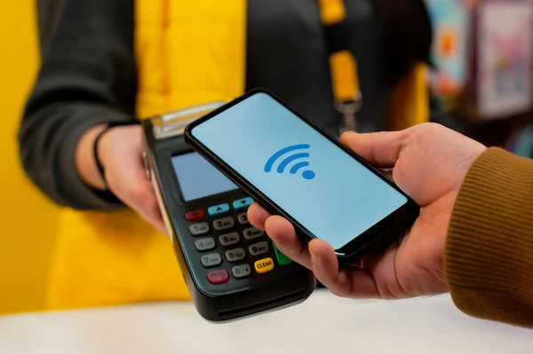 Technologia Nfc Mężczyzna Kupujący Trzyma Smartfona Bezprzewodową Płatnością Rękach Sprzedawca — Zdjęcie stockowe