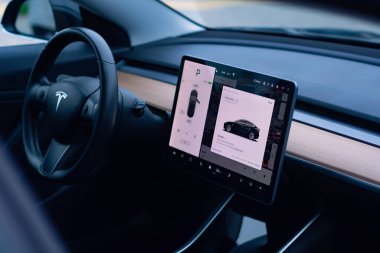 Brest, Belarus, 08 Aralık 2020: Tesla Model 3 'ün içi Brest, Belarus' ta fotoğraflandı