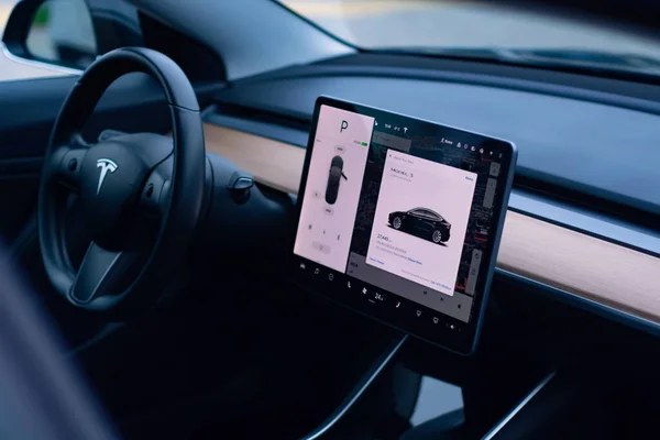 Brest, Belarus, 08 Aralık 2020: Tesla Model 3 'ün içi Brest, Belarus' ta fotoğraflandı