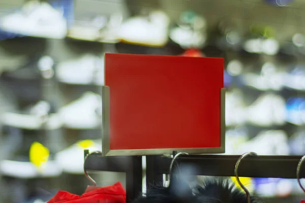 Papel Vermelho Maquete Uma Placa Desconto Fundo Uma Loja Com — Fotografia de Stock