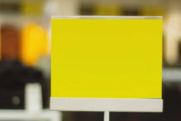 Papel Amarelo Maquete Uma Placa Desconto Fundo Uma Loja Com — Fotografia de Stock