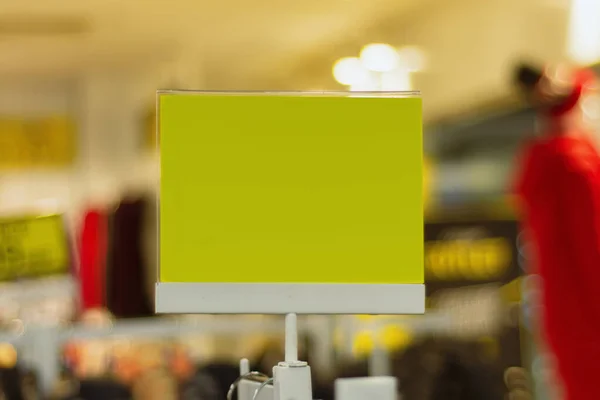 Papel Amarelo Maquete Uma Placa Desconto Fundo Uma Loja Com — Fotografia de Stock