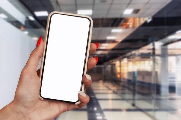 Žena Drží Model Smartphonu Bílou Obrazovkou Krabici Interiérovém Pozadí Kanceláří — Stock fotografie