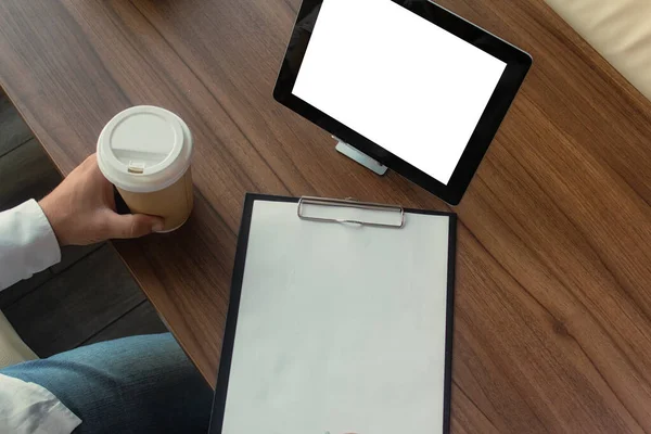 셔츠를 디지탈 태블릿을 사업가는 사무실에서 계약서에 서명을 한잔과 문서가 — 스톡 사진